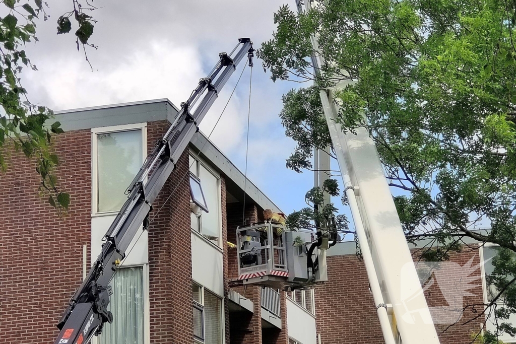 Brandweer zet zwaar materieel in voor hulpverlening