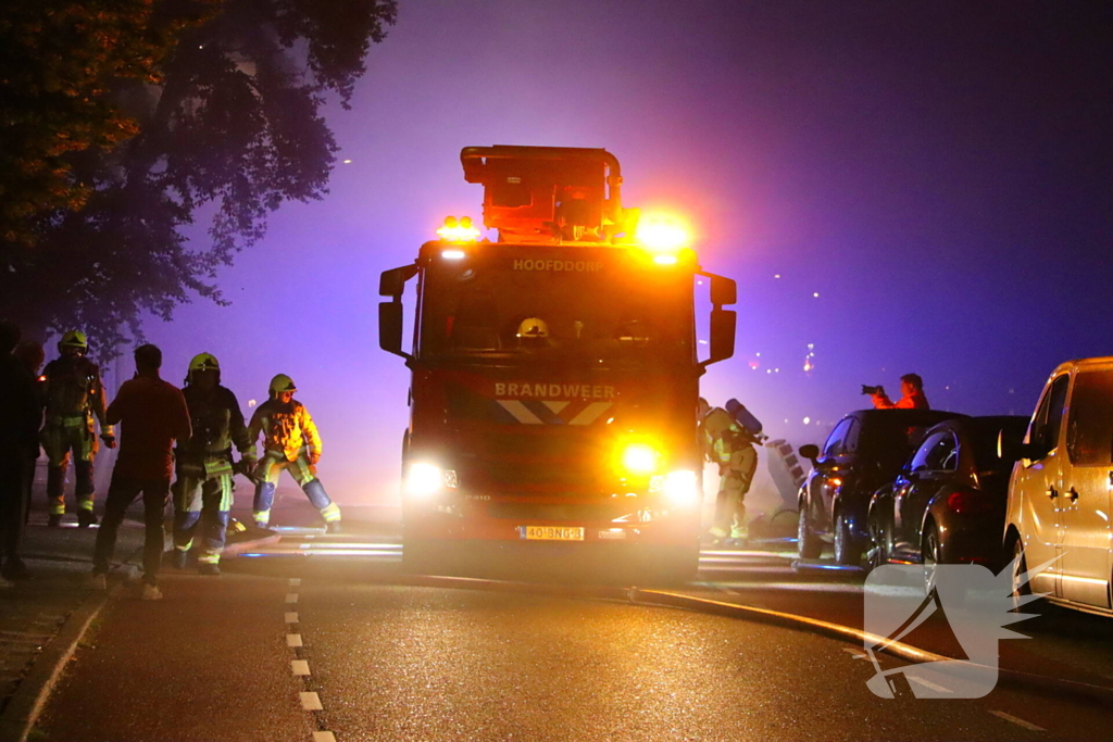 Bijgebouw in vlammen op
