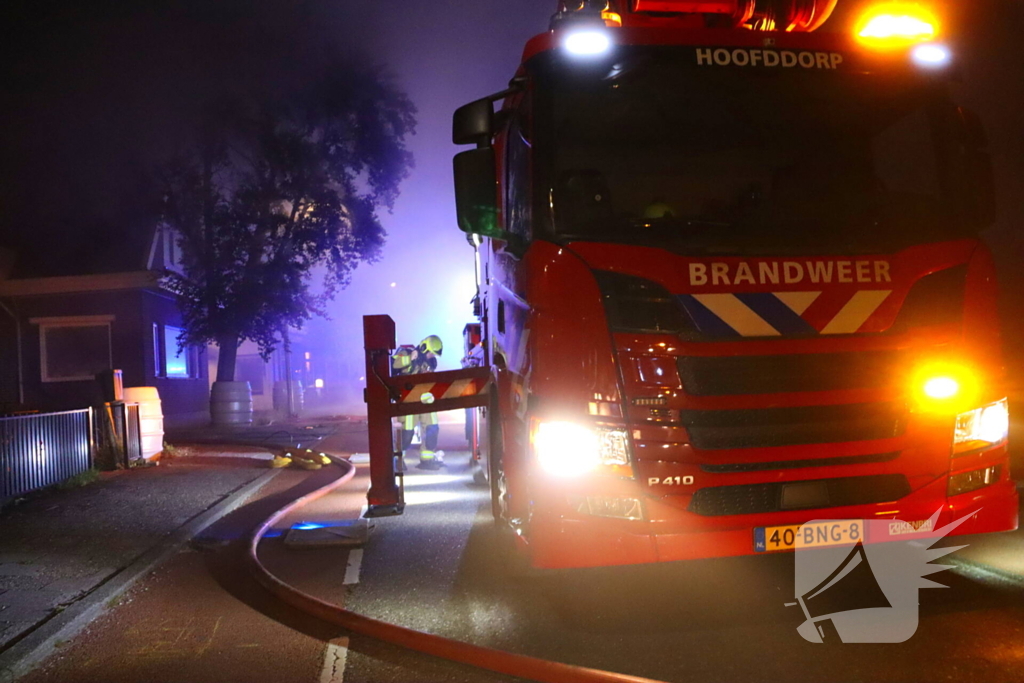 Bijgebouw in vlammen op