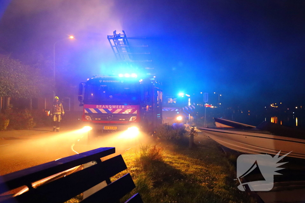 Bijgebouw in vlammen op