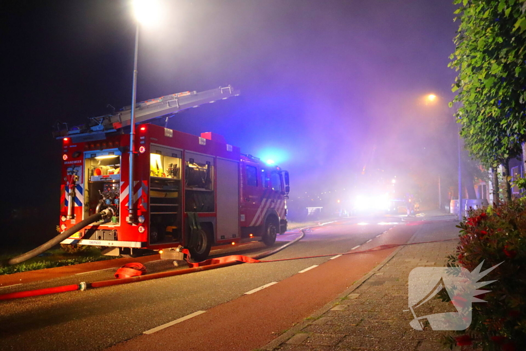 Bijgebouw in vlammen op