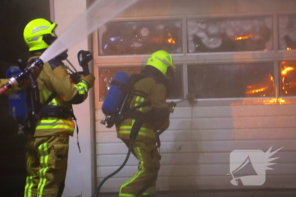 Bijgebouw in vlammen op