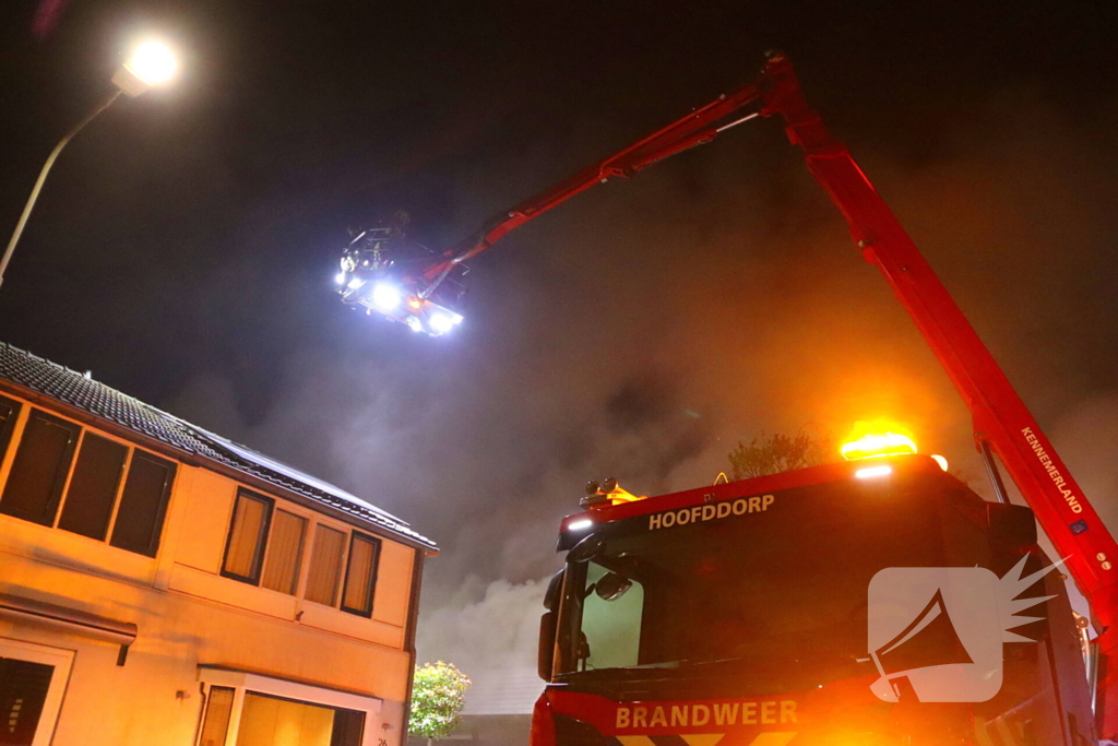 Bijgebouw in vlammen op