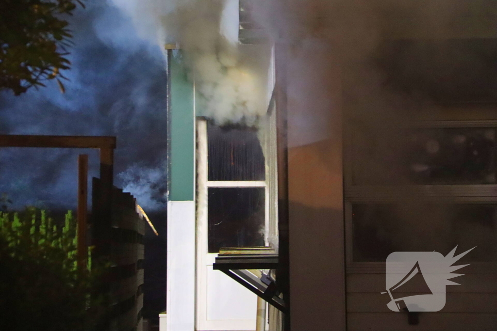 Bijgebouw in vlammen op