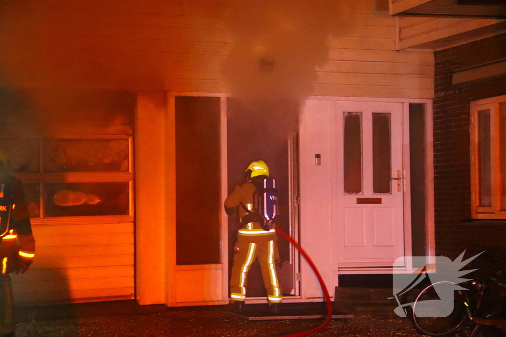 Bijgebouw in vlammen op