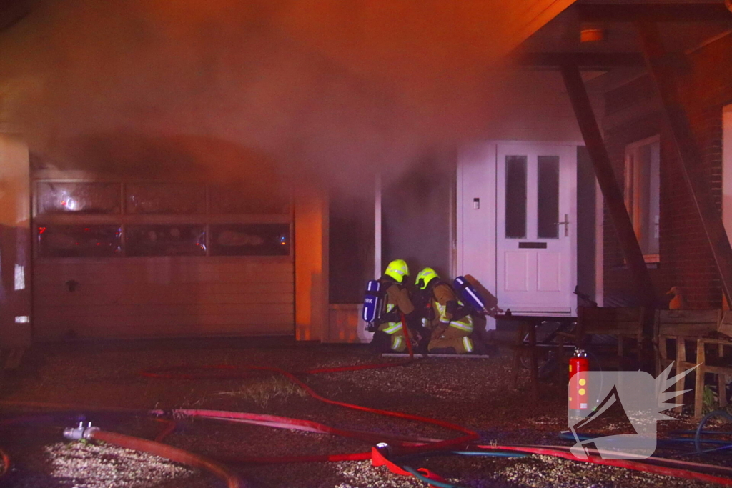 Bijgebouw in vlammen op