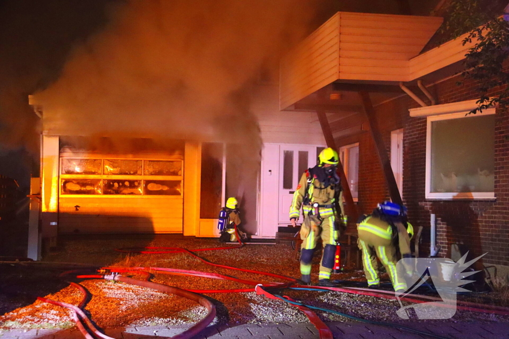 Bijgebouw in vlammen op