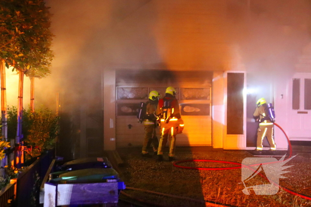 Bijgebouw in vlammen op