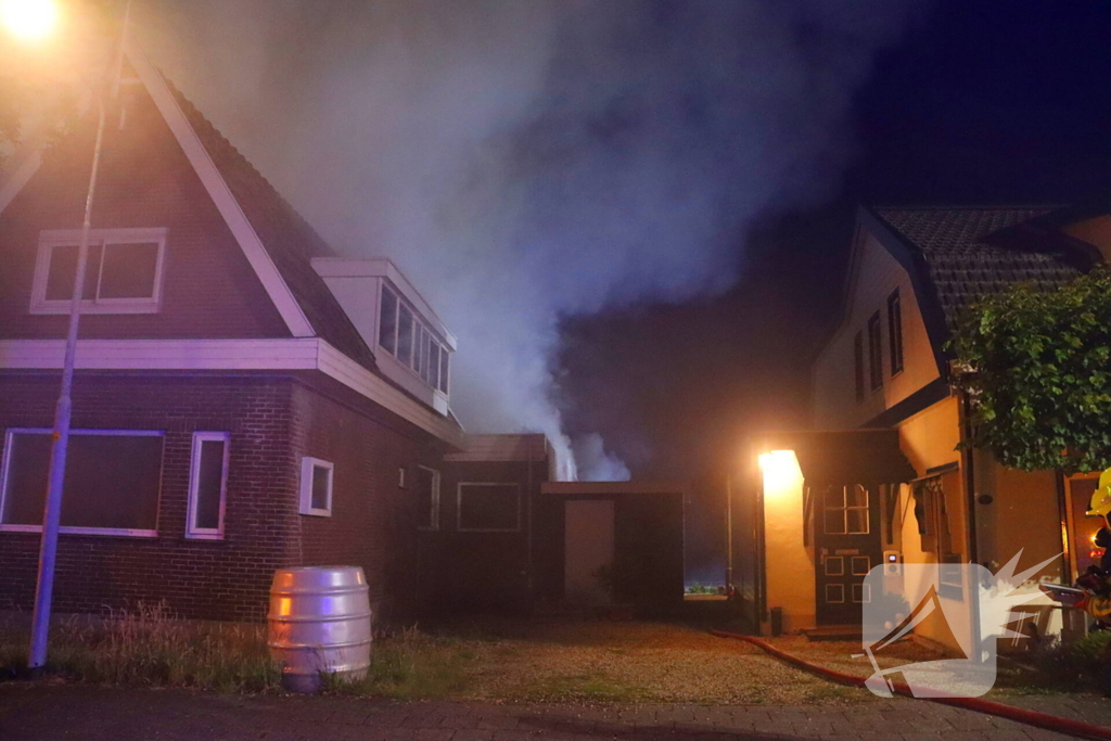Bijgebouw in vlammen op