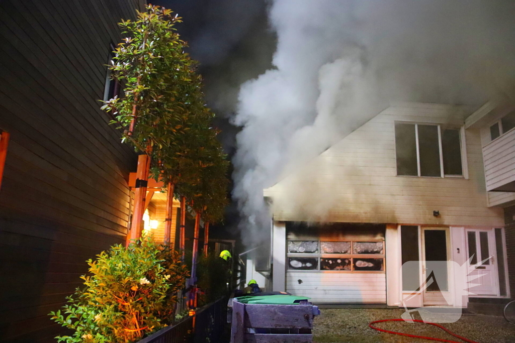 Bijgebouw in vlammen op