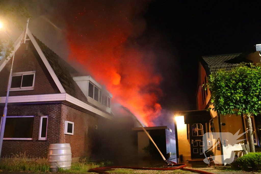 Bijgebouw in vlammen op