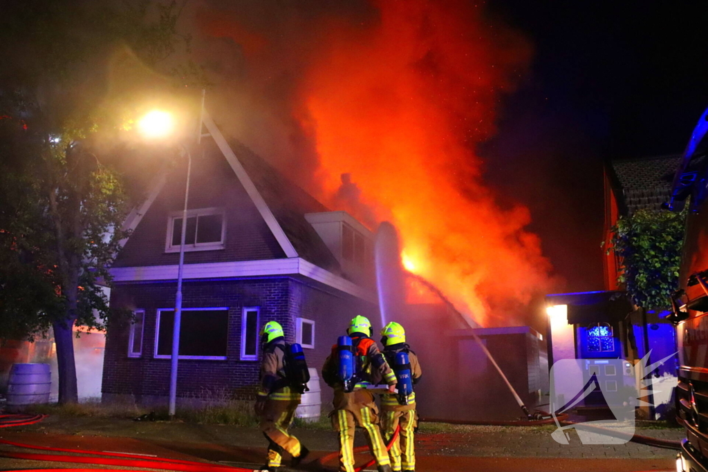 Bijgebouw in vlammen op