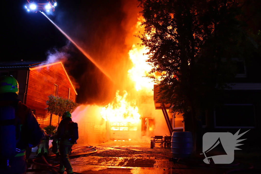 Bijgebouw in vlammen op