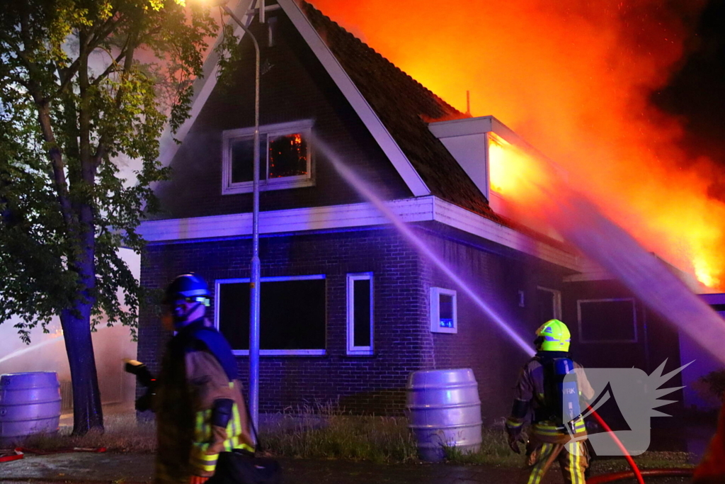 Bijgebouw in vlammen op
