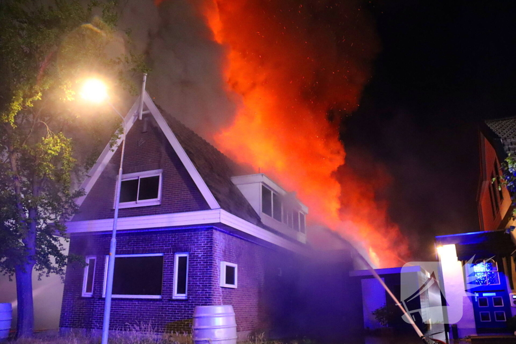 Bijgebouw in vlammen op