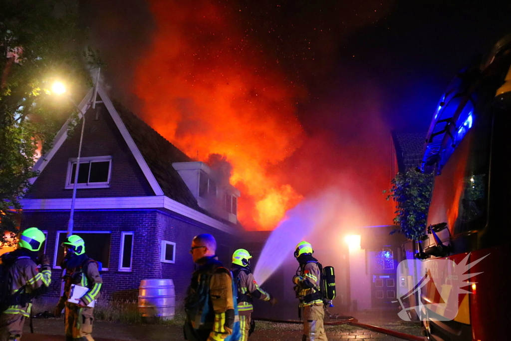 Bijgebouw in vlammen op