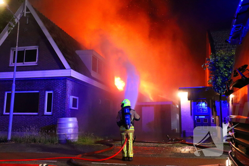 Bijgebouw in vlammen op