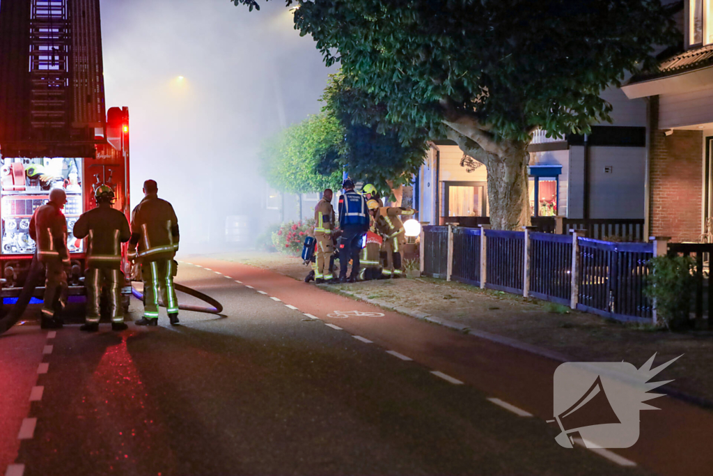 Grote brand in bijgebouw vereist inzet brandweer