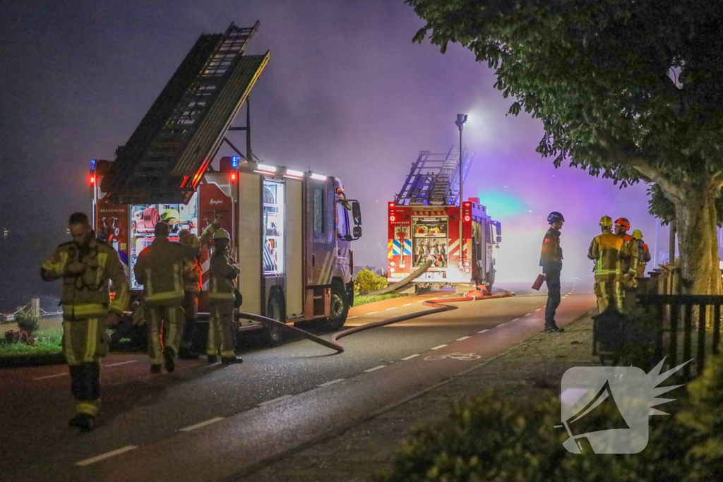 Grote brand in bijgebouw vereist inzet brandweer