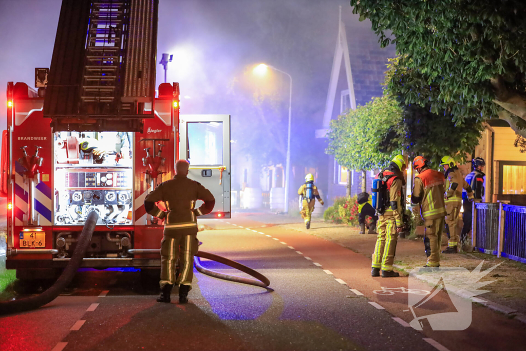 Grote brand in bijgebouw vereist inzet brandweer