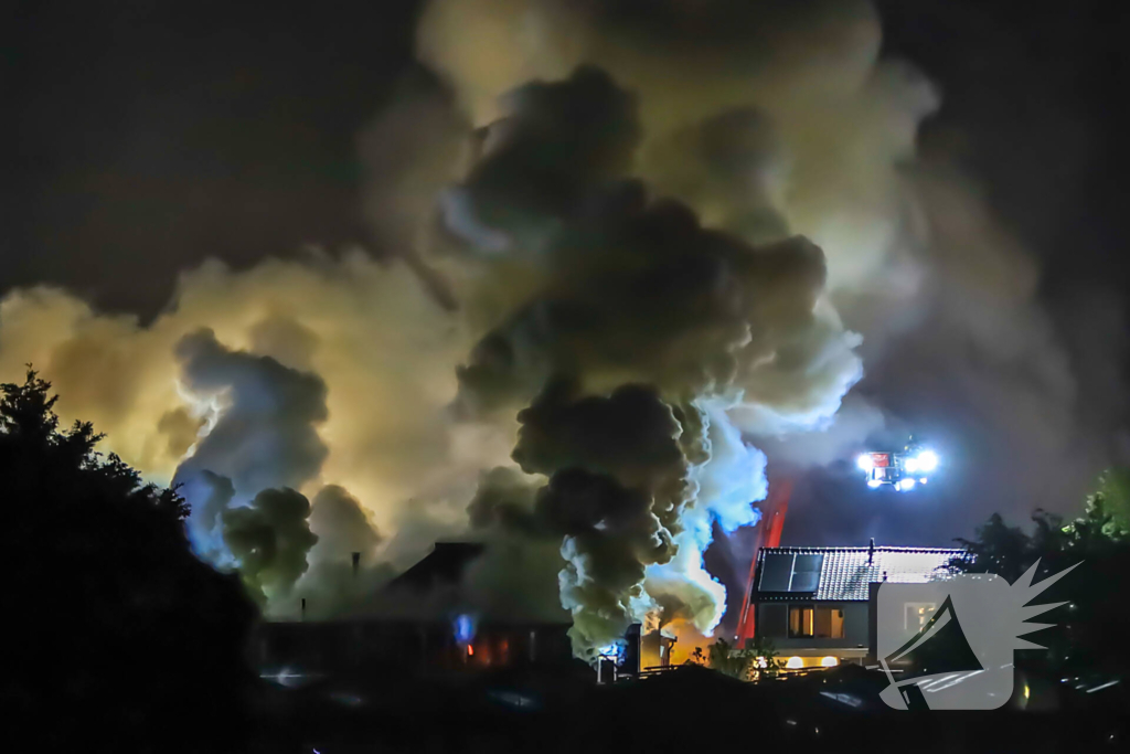 Grote brand in bijgebouw vereist inzet brandweer