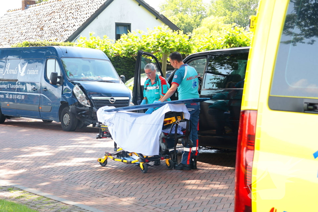 Busje botst op geparkeerde auto: twee gewonden