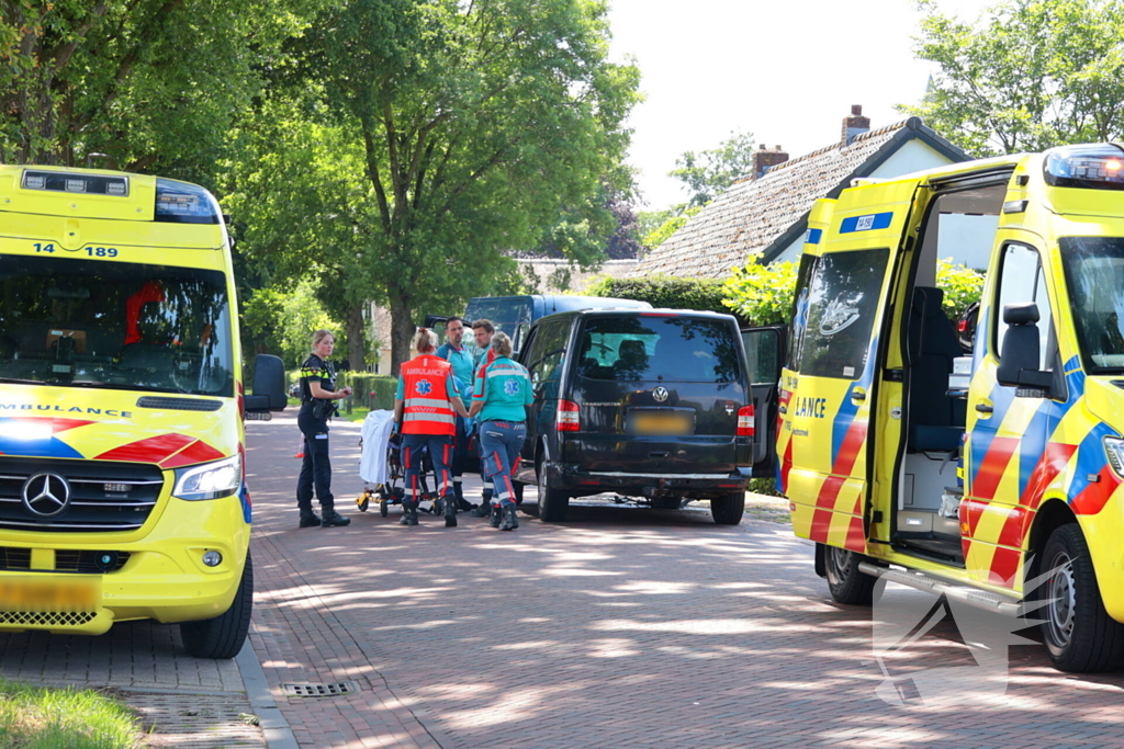 Busje botst op geparkeerde auto: twee gewonden