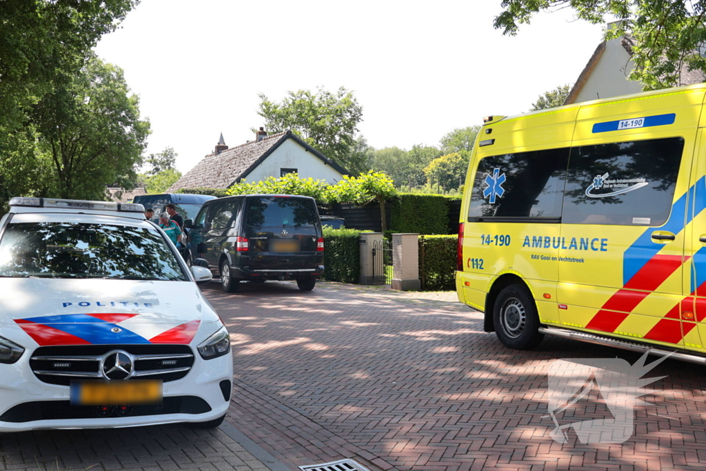 Busje botst op geparkeerde auto: twee gewonden