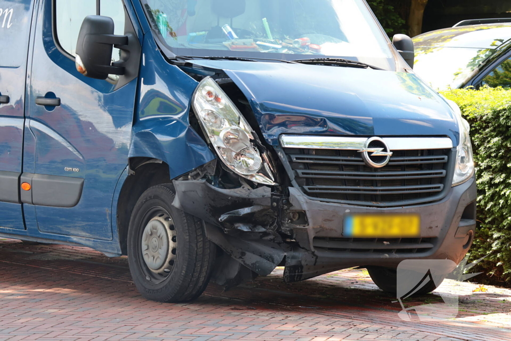 Busje botst op geparkeerde auto: twee gewonden