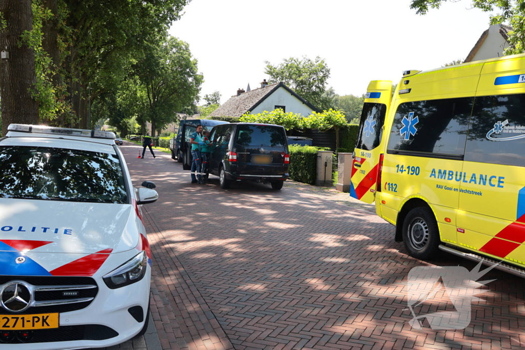 Busje botst op geparkeerde auto: twee gewonden