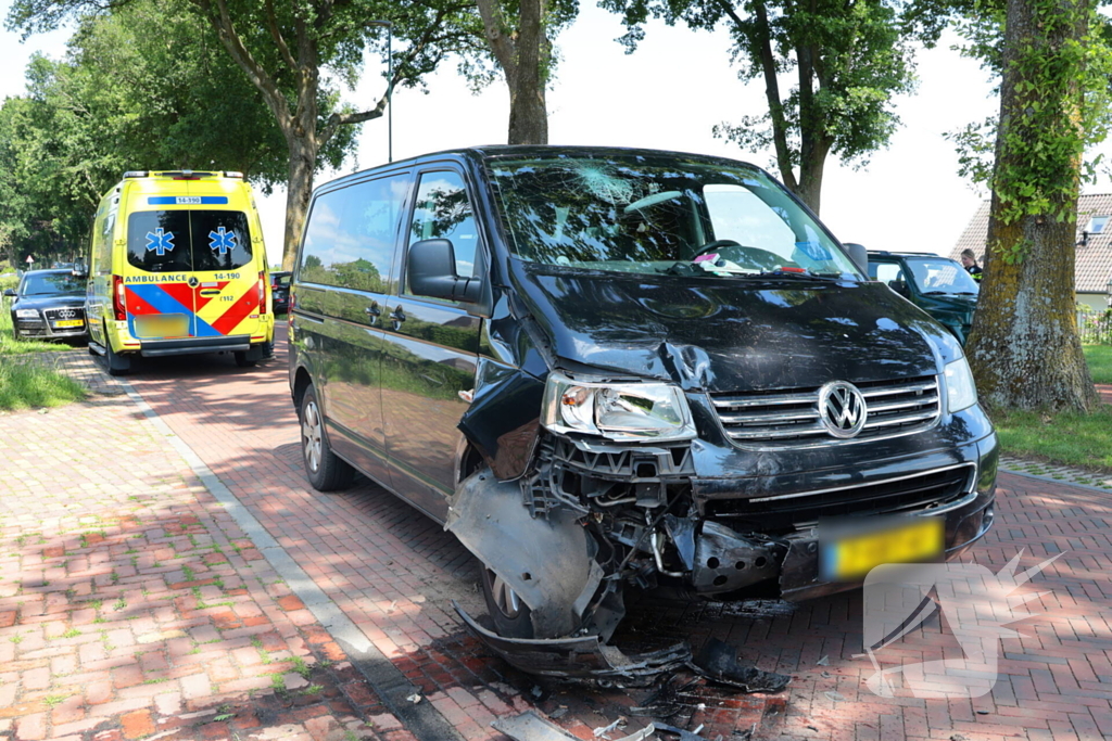 Busje botst op geparkeerde auto: twee gewonden