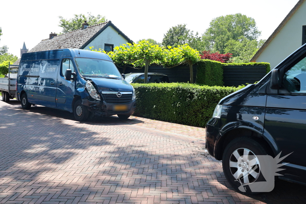 Busje botst op geparkeerde auto: twee gewonden