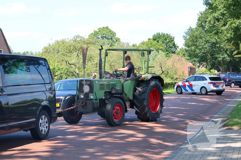 Busje botst op geparkeerde auto: twee gewonden