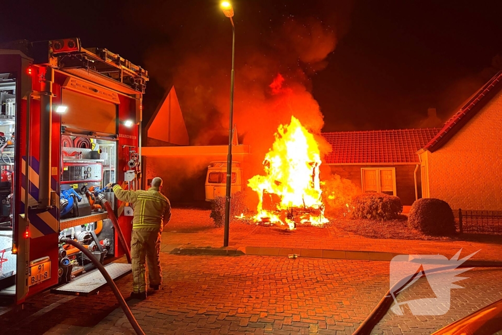 Caravan in lichterlaaie, brandweer voorkomt overslag