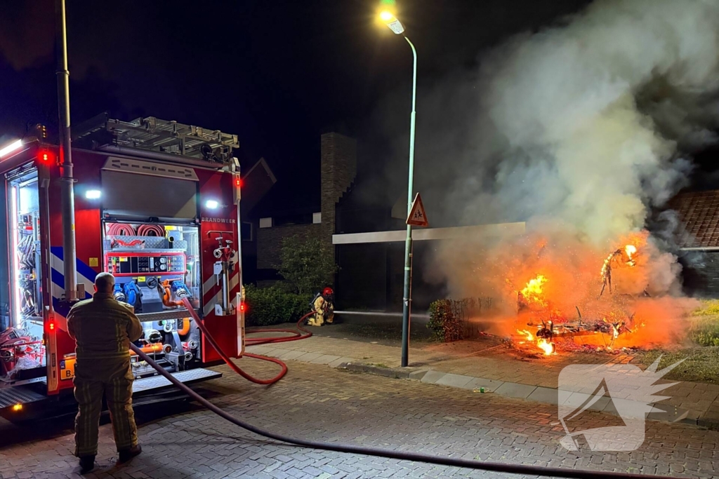 Caravan in lichterlaaie, brandweer voorkomt overslag