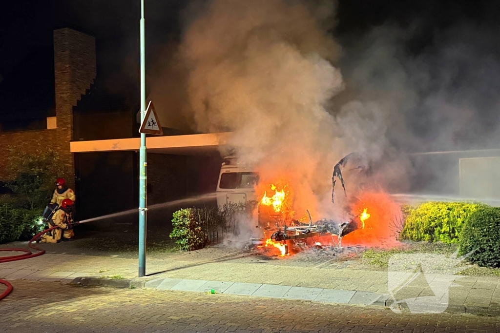 Caravan in lichterlaaie, brandweer voorkomt overslag