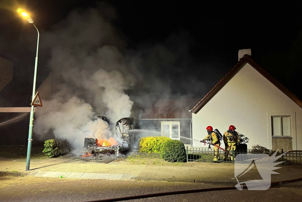 Caravan in lichterlaaie, brandweer voorkomt overslag