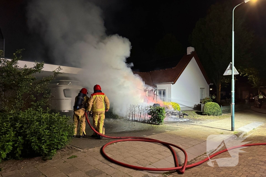Caravan in lichterlaaie, brandweer voorkomt overslag
