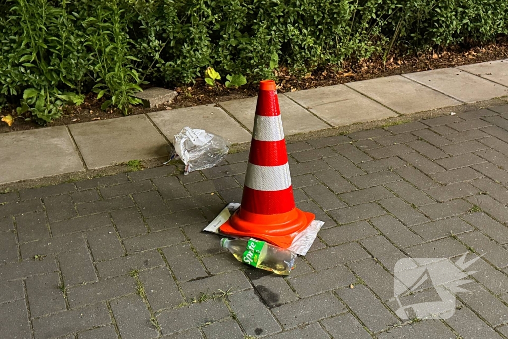 Caravan in lichterlaaie, brandweer voorkomt overslag