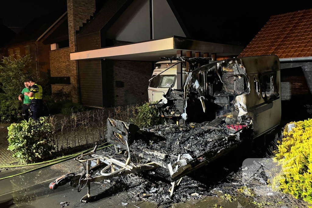 Caravan in lichterlaaie, brandweer voorkomt overslag