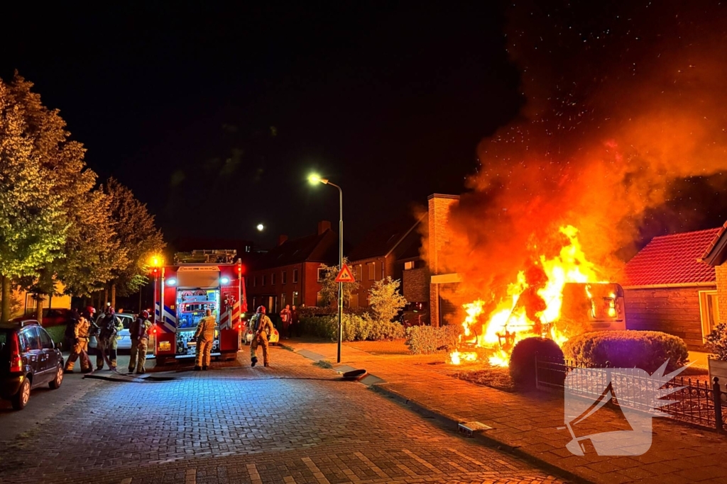 Caravan in lichterlaaie, brandweer voorkomt overslag
