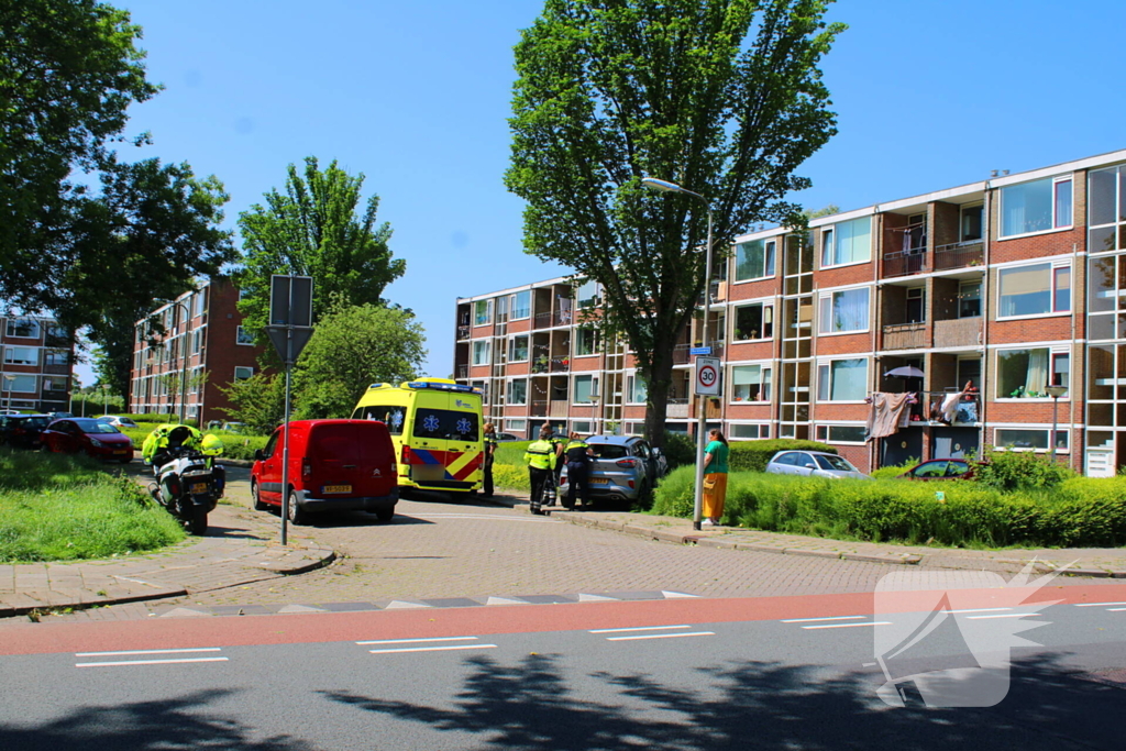 Auto botst tegen boom