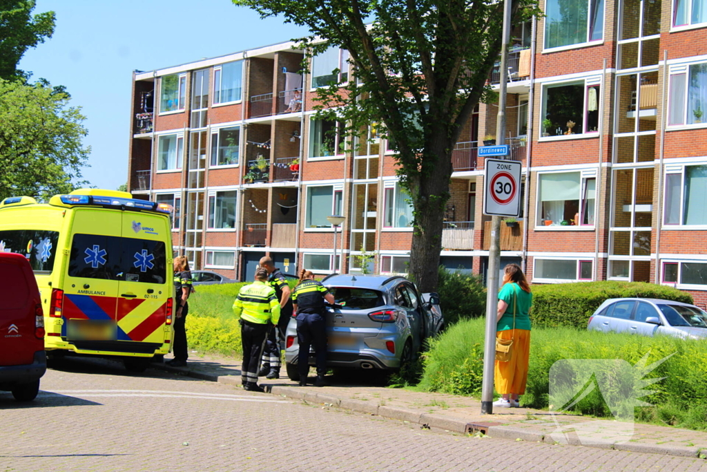 Auto botst tegen boom