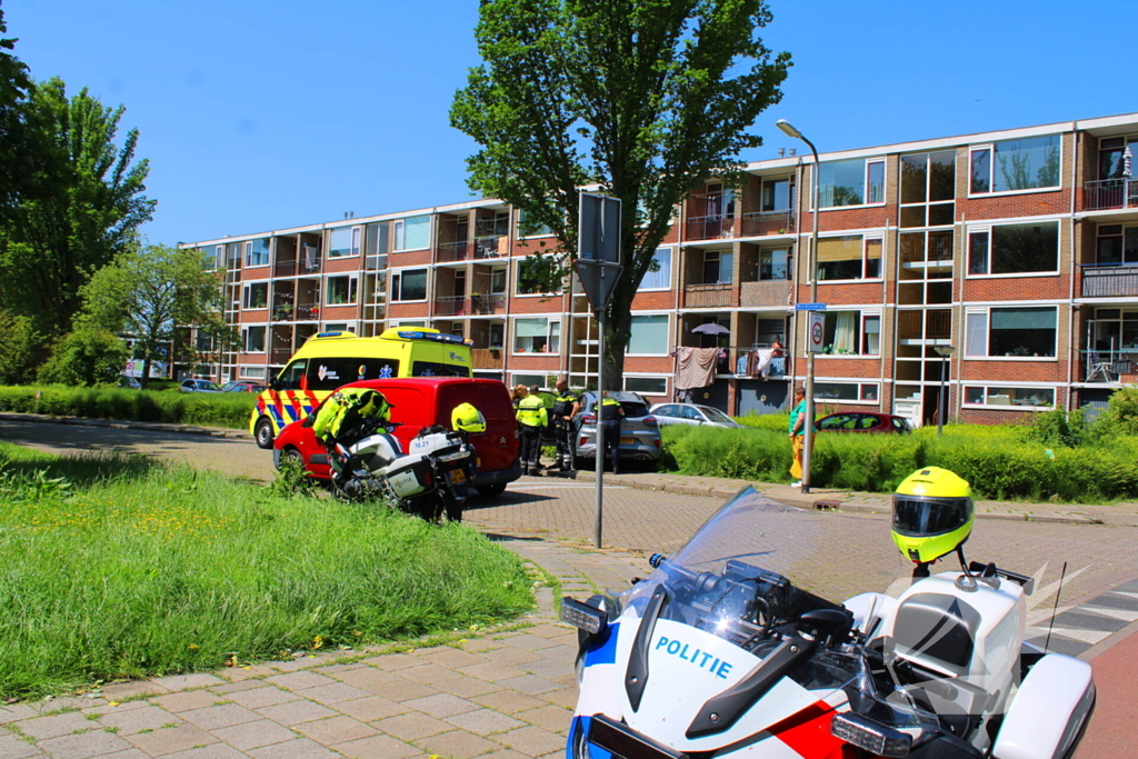 Auto botst tegen boom