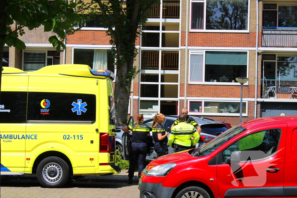 Auto botst tegen boom