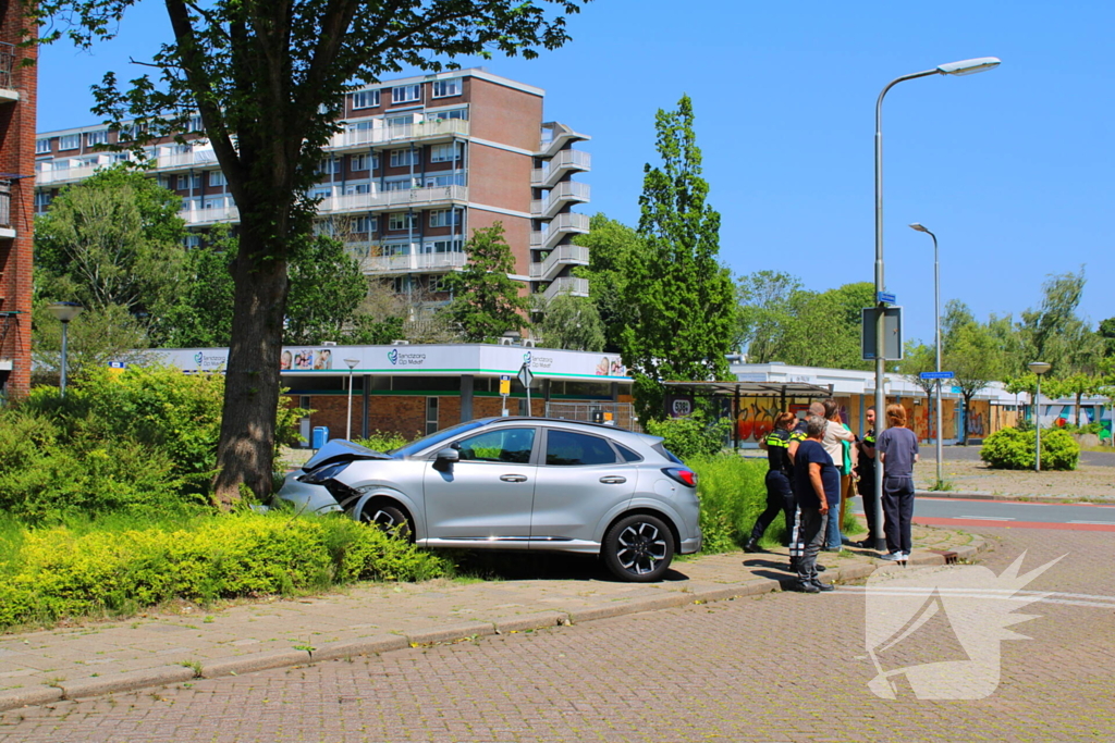 Auto botst tegen boom