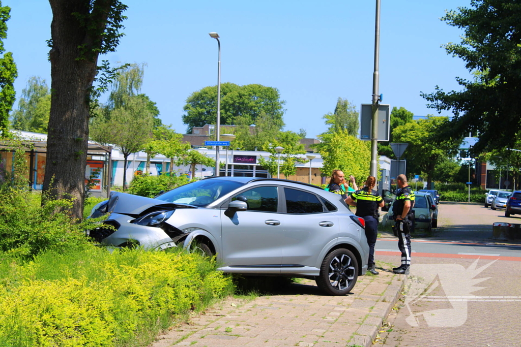 Auto botst tegen boom