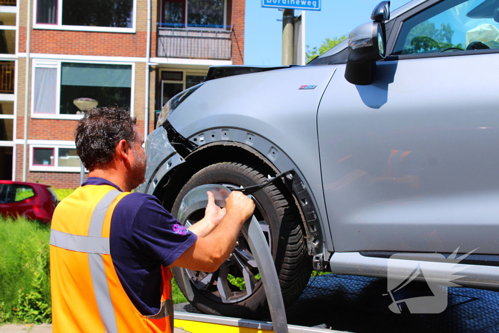 Auto botst tegen boom