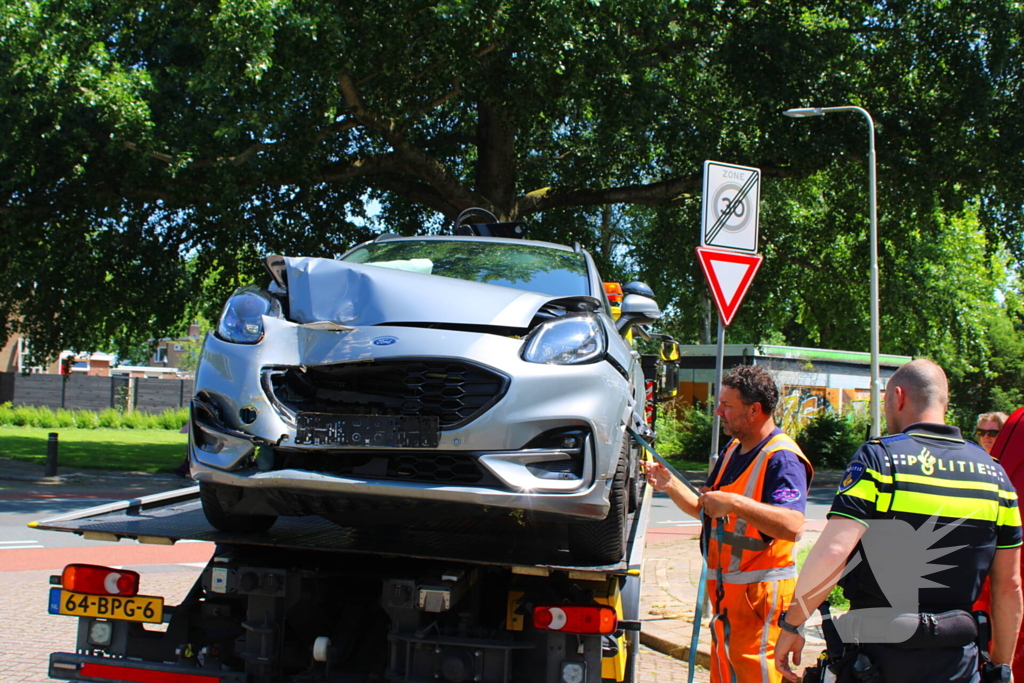 Auto botst tegen boom