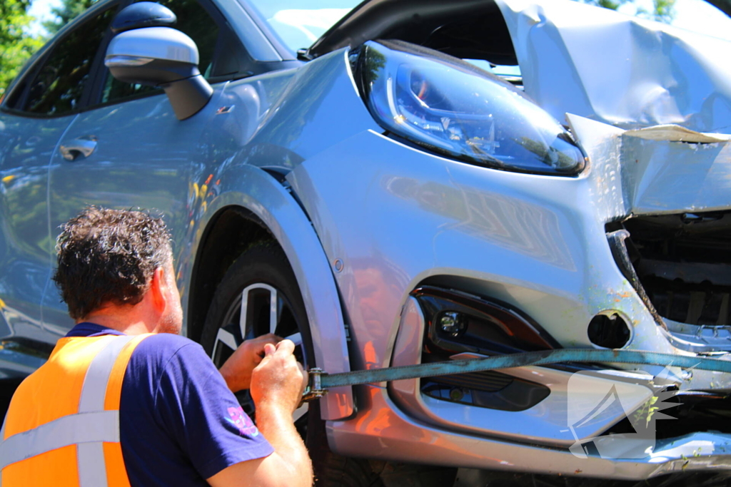 Auto botst tegen boom